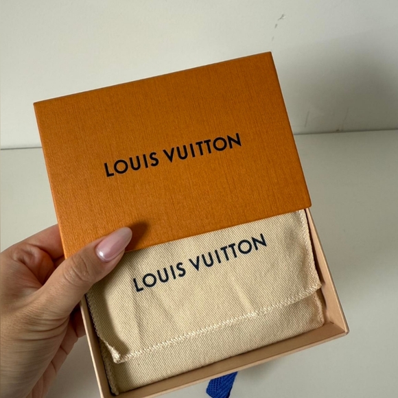 Louis Vuitton LV Charms Card Holder - Picture 6 of 7